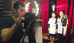 Ca sĩ Minh Quân hỗ trợ cho phần thu âm của vợ và con gái Trần Lập. -Ảnh tư liệu.