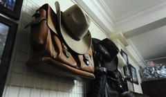 Đây là túi da và mũ - những vật dụng gần như bất ly thân với Trần Lập trên cung đường phượt - niềm đam mê lớn của anh ngoài âm nhạc.