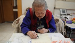 Sinh năm 1915 tại Tây An, bà Shen Yunying không có cơ hội được đi học. Tuy nhiên, khi 80 tuổi, bà bắt đầu được học những nét vẽ đầu tiên. Kể từ đó, nó đã trở thành sở thích của bà.