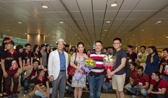 Các nghệ sĩ chụp hình cùng đoàn du học sinh ra đón đoàn.