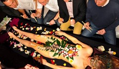 Nyotaimori là tên gọi dùng để ám chỉ những bữa tiệc thân thể trong đó có món sushi hoặc sashimi được bày thành thức ăn trên cơ thể một người phụ nữ đẹp khỏa thân. Ảnh: Eventforyou