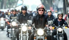 MC Anh Tuấn dẫn đầu đoàn xe trong lễ đưa tiến ca/nhạc sĩ Trần Lập về nơi an nghỉ cuối cùng.