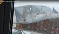 Video: Gió thổi bay mái nhà 5 tầng