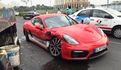 Video: Ngắm iPhone SE phiên bản vỏ vàng giá tỷ bạc