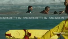 Hugh Jackman đưa một người lướt sóng vào bờ. 