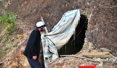 Cửa hầm được che chắn bằng tấm bạt cũ