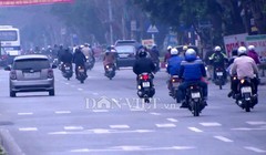 Mặc dù có biển phân làn đường rất rõ ràng nhưng xe máy vẫn lấn làn đường ô tô bằng chiêu “xi-nhan trái”.