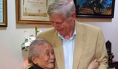 Cựu binh Mỹ Carl W. Greifzu đến ôm hôn mẹ AHLS Đặng Thùy Trâm, nghẹn ngào không nói lên lời.