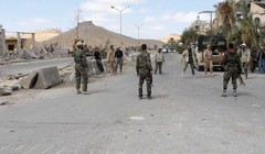 Lính Syria chơi bóng trên đường phố Palmyra sau giải phóng