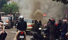 Xe ô tô bốc cháy trên trên đường Nguyễn Hữu Thọ (bán đảo Linh Đàm) - Ảnh: Đ.T