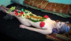 Người mẫu sau khi được trang trí xong và chuẩn bị phục vụ một bữa tiệc Nyotaimori. Ảnh: The Plaid Zebra