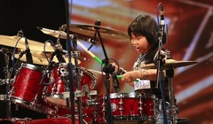 Ngạc nhiên xem nhạc sĩ Huy Tuấn vái lạy cậu bé 9 tuổi