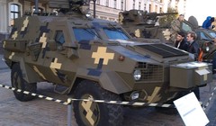 Xe bọc thép mới của Ukraine bị nứt sau khi kiểm tra