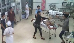 Video: Ngang nhiên hành hung bệnh nhân đang cấp cứu
