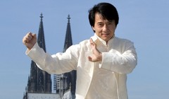 Thành Long dùng hình ảnh anh đang thực hiện một cảnh quay nguy hiểm từ độ cao 15 m trong phim "Kế hoạch A" để mở đầu tự truyện. Ngôi sao phim hành động cũng tiết lộ các khoảnh khắc nguy hiểm trên trường quay trong những chương tiếp theo. Nội dung này được