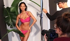 Video: 'Nóng rực' hậu trường Hoa hậu hoàn vũ chụp ảnh bikini
