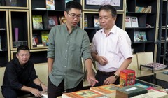 Nhà sưu tập Yên Ba đang giới thiệu triển lãm của mình với ông Phan Thành Nhơn - cũng là một nhà sưu tập Tam Quốc nổi tiếng ở TPHCM - Ảnh: L.Điền