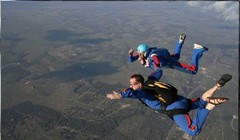 Cựu chiến binh 91 tuổi nhảy dù mừng Ngày Chiến thắng