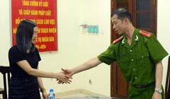 Công an bị tố nhổ nước bọt xin lỗi công khai 00:07 12/04/2016 11.5k 11.5k 19  “Thưa chị Tú Anh, trong quá trình thực hiện nhiệm vụ tôi đã có những cử chỉ, hành động chưa đúng. Bản thân tôi sẽ nghiêm khắc kiểm điểm. Tôi xin lỗi chị”, trung úy Bắc nói. Tối 