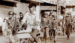 9 giờ sáng ngày 30.4.1975. Quân lính dù đóng tại Hóc Môn kéo chạy về hướng trung tâm thành phố Sài Gòn