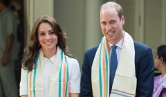 Công nương Kate cùng chồng bỏ giày để tham dự một lễ hội truyền thống ở Ấn Độ.