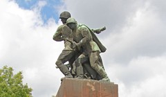 Sẽ khôi phục tượng đài người lính Liên Xô mặc chính quyền Ba Lan phản đối