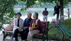 Lúc chuyển mùa, người già và trẻ em luôn cần giữ ấm cơ thể (ảnh minh hoạ).