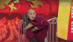 Video: Cao thủ tự bó người, nhốt mình trong lồng chim