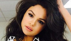 Lộ video hậu trường chụp ảnh bikini cực đốt mắt của Selena Gomez