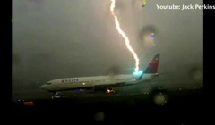 Dựng tóc gáy xem sét đánh máy bay chở khách