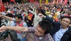 Nhật: Hàng chục ngàn người biểu tình đòi tăng lương