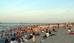 Nắng nóng trên diện rộng đã khiến các bãi biển chật cứng người. 