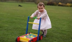 Hoàng gia Anh tung loạt ảnh công chúa Charlotte tròn một tuổi