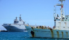 Tàu Marshal Gelovani neo tại Cảng Quốc tế Cam Ranh, cạnh tàu Tonnerre của Pháp đã tới đây trước vài giờ