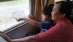 Trẻ nhỏ được bố mẹ dẫn đi, ngắm cảnh tỏ ra rất thích thú. Nhiều phụ huynh bộc bạch, đây là lần đầu con họ có cơ hội trải nghiệm tàu hỏa.