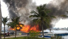 Video: Tàu cháy lớn trên vịnh Hạ Long, du khách lao mình thoát thân