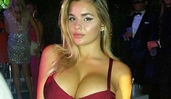 Video: Người mẫu Nga nổi tiếng gợi cảm trên đồng cỏ