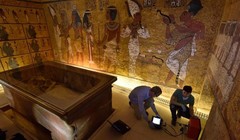 Hai kỹ thuật viên của tờ National Geographic là Eric Berkenpas và Alan Turchik làm việc bên quan tài bằng đá của vua Tutankhamun. Họ đang chuẩn bị các thiết bị radar xuyên tường để kiểm tra các bức tường trong lăng mộ. (Nguồn: Nat Geo)