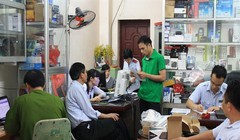 Đoàn thanh tra liên ngành Hà Nội kiểm tra, xác minh, lập biên bản vi phạm hành chính và ra quyết định tạm giữ thiết bị thu phát sóng vô tuyến điện vi phạm (Nguồn ảnh: rfd.gov.vn)