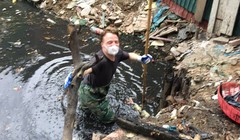 Khách Tây lội cống thối ở Hà Nội để vớt rác
