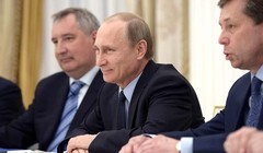 Video: Ông Putin 'nhắc khéo' Phó Thủ tướng chỉnh trang phục