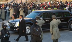 Video: Obama duỗi chân, chuyện phiếm trong limousine 'Quái thú'