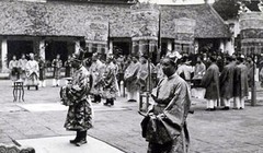 Các quan lại thời phong kiến trong một buổi thiết triều