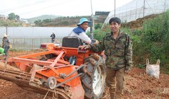 Anh Phạm Minh Thành đứng kế máy đào khoai tây đa năng tự tay anh sáng chế.