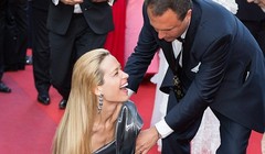 Video: Chân dài Séc 'xoạc cẳng' đo thảm đỏ Cannes