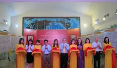  Các đại biểu cắt băng khai mạc triển lãm.