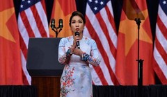 Video: Ca sĩ Mỹ Linh hát quốc ca chào mừng Tổng thống Obama thăm Việt Nam