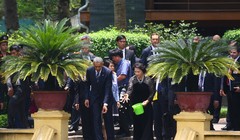 Sau cuộc hội đàm với Chủ tịch nước Trần Đại Quang, Tổng thống Mỹ Obama cùng Chủ tịch Quốc hội Nguyễn Thị Kim Ngân đi bộ từ Phủ Chủ tịch sang Nhà sàn Bác Hồ, dạo bước thong thả trong khu nhà sàn, cho cá ăn tại ao cá Bác Hồ.