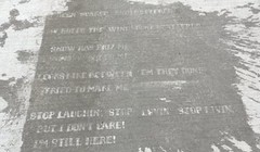 Du khách khi đến thành phố Boston, tiểu bang Massachusetts, Mỹ đều tỏ ra thích thú khi đi dạo dưới mưa và đọc các bài thơ của những nhà thơ nổi tiếng trên đường phố.