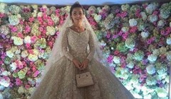 Bộ váy cô dâu được Elie Saab thiết kế riêng và có giá trị lên tới 18.000 bảng Anh (tương đương 25.925 USD). 